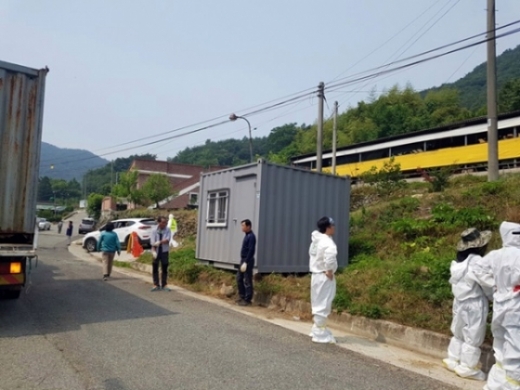 경남 고성군 대가면 한 가금류 사육농가에서 10일 AI(조류인플루엔자) 의심신고가 접수돼 이 농장과 주변의 축사, 차량, 축산시설 등에 대한 긴급 방역에 들어갔다./사진=고성군 제공 @머니S MNB, 식품 유통 · 프랜차이즈 외식 & 유망 창업아이템의 모든 것