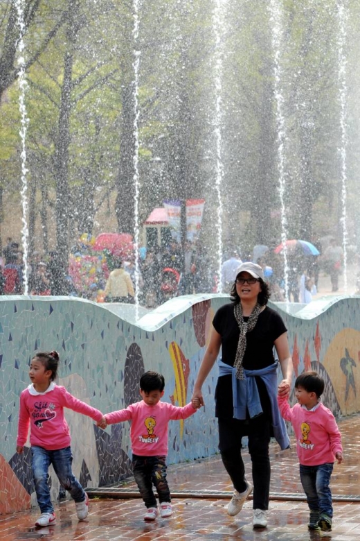 서울 광진구 어린이대공원에서 나들이 객들이 흩어지는 분수 물줄기를 바라보고 있다./사진=뉴스1DB