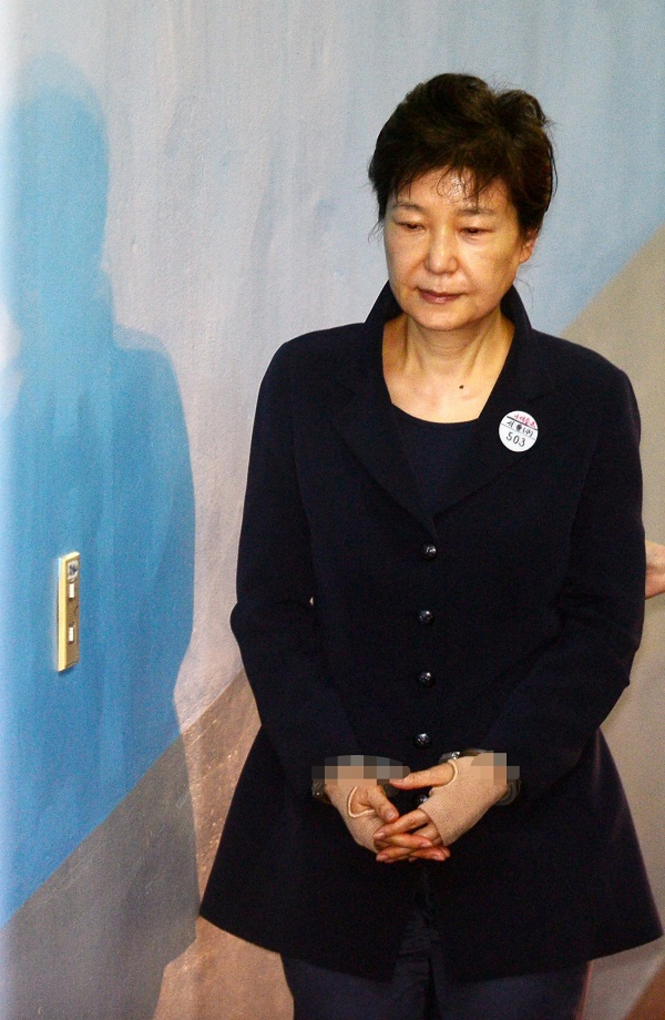 뇌물 수수 등 혐의로 기소된 박근혜 전 대통령이 7일 오전 서울 서초구 서울중앙지방법원에서 열린 14차 공판에 출석하기 위해 호송차에서 내려 법정으로 향하고 있다. /사진=뉴시스