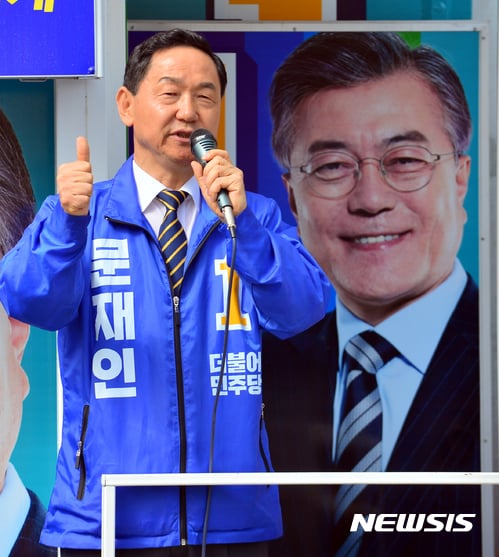 김상곤 전 경기도교육감이 지난 19대 대통령선거를 사흘 앞둔 5월6일 광주 광산구에서 문재인 후보 지지를 호소하고 있다. /사진=뉴시스