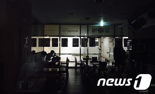 11일 정전이 발생한 서울 금천구 가산동 한 식당가. /사진=뉴스1(시민 제공)