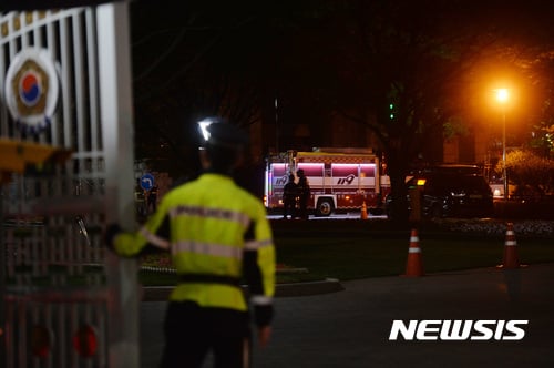 정부서울청사 국무총리 비서관 사무실에서 11일 저녁 10시52분쯤 화재가 발생했다. 진화작업을 마친 소방대원들이 철수하고 있다. /사진=뉴시스