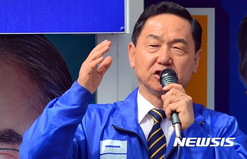 김상곤 전 경기교육감이 교육부총리 후보자에 지명됐다. 사진은 지난 5월6일 당시 문재인 대통령 캠프 선대위원장이던 김 전 교육감이 광주에서 유세를 벌이고 있는 모습. /자료사진=뉴시스