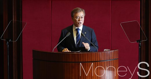 문재인 대통령이 12일 국회 본회의장을 찾아 일자리 추가경정예산안과 관련해 시정연설을 하고 있다. /사진=사진공동취재단
