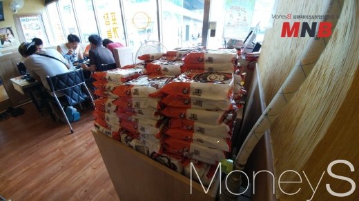 ▲ 킹콩부대찌개의 라면사리 무한리필은 새로운 외식문화의 컨셉이다. (사진=강동완기자)