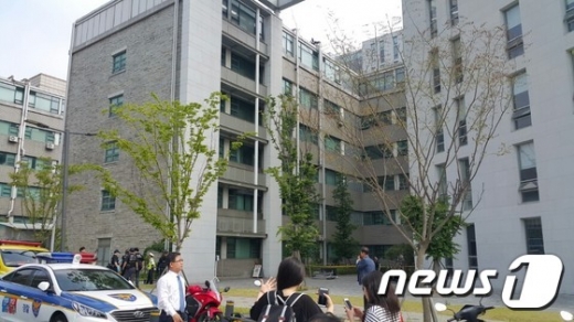 연세대학교 공학관에서 13일 테러로 의심되는 폭발 사고가 일어나 교수 1명이 부상을 입었다. 사진은 이날 연세대학교 공학관 전경. /사진=뉴스1(시민 제공)