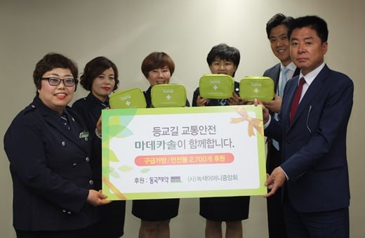 왼쪽부터 녹색어머니중앙회 강윤례 회장, 권옥랑 부회장, 한혜란 수석부회장, 김진숙 사무국장, 동국제약 백종혁 OTC마케팅 과장, 홍순강 부사장이 기념촬영을 하고 있다. /사진=동국제약
