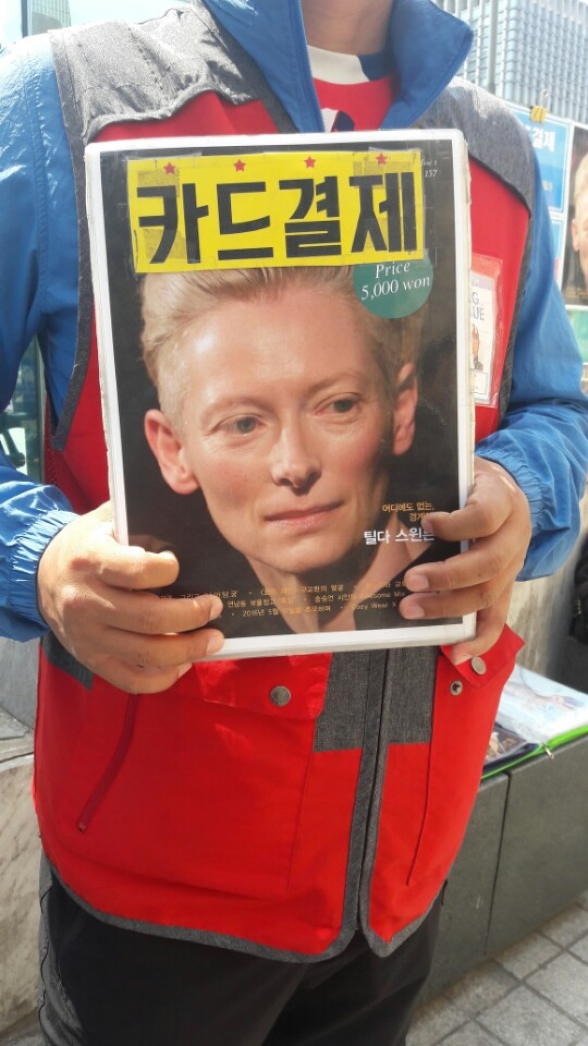 [한줌뉴스] 홈리스 잡지 '빅이슈'도 카드로 결제하는 시대