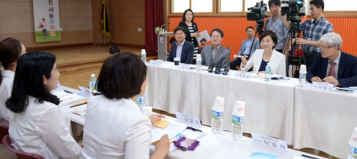 국정기획자문위원회가 13일 서울 중랑구 새솔유치원에서 간담회를 열고 국공립 유치원 확대 방안을 논의하고 있다. /사진=뉴시스