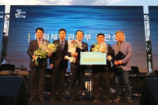 최규환 일동홀딩스 상무(왼쪽 첫번째)가 지난 12일 열린 제주해비치 아트페스티벌 시상식에서 수상자들과 함께 기념촬영을 하고 있다. /사진=일동홀딩스