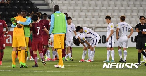 2018 러시아 월드컵 최종예선 한국-카타르 경기가 끝난 한국 대표팀(흰색 유니폼) 선수들이 실망한 모습을 보이고 있다. 14일(한국시간) 카타르 도하에서 열린 경기에서 한국은 카타르에 2-3으로 패하며 월드컵 본선 진출을 장담할 수 없게 됐다. /사진=뉴시스