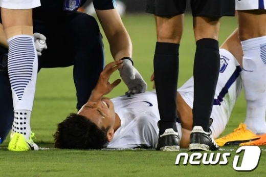 손흥민이 부상으로 축구대표팀 전력에서 이탈했다. 14일(한국시간) 카타르 도하에서 열린 월드컵 최종예선 카타르전에서 손흥민은 전반 34분 팔 골절 부상으로 이근호와 교체돼 나갔다. /사진=뉴스1