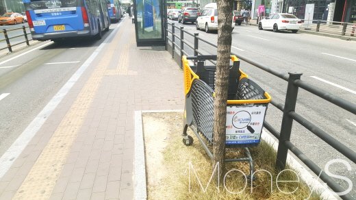 서울 영등포역 앞 중앙버스정류장에 한 대형마트의 쇼핑 카트가 처박혀 있다. /사진=김창성 기자