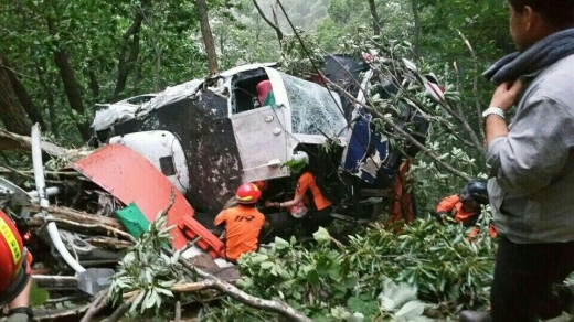 헬기 추락. 13일 경기 동두천시 상봉암동 소요산 칼바위 인근에서 민간 헬기가 추락하는 사고가 발생했다. /사진=독자 제공