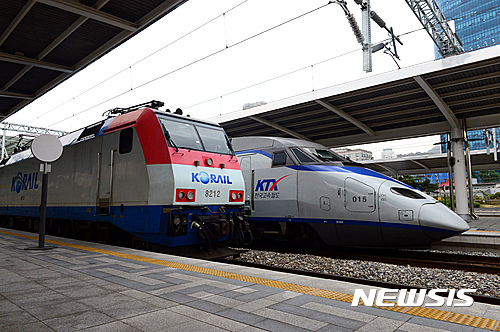 부산행 KTX 전차선에 낙뢰가 떨어져 열차가 지연되는 사고가 13일 오후 발생했다. 사진은 기사내용과 무관. /자료사진=뉴시스