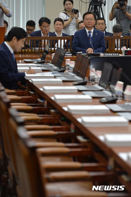 14일 오전 서울 여의도 국회 안전행정위원회 회의실에서 열린 행정자치부 장관 후보자 인사청문회에 참석한 김부겸 후보자가 텅 빈 자유한국당 의원들의 자리를 바라보고 있다. /사진=뉴시스