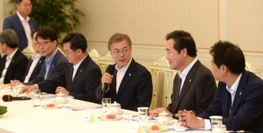 시도지사 간담회. 문재인 대통령(오른쪽 3번째)이 14일 오전 청와대에서 열린 17개 시도지사 간담회에서 인사말을 하고 있다. /사진=뉴시스
