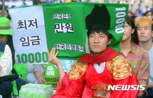 5월 27일 오후 서울 종로구 청계광장에서 열린  ‘지금 당장’ 촛불행동 집회에서 최저임금만원비정규직철폐공동행동 회원이 ‘최저임금 만원’을 요구하고 있다. /자료사진=뉴시스