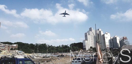 신정뉴타운 아이파크위브 공사현장 바로 위로 비행기가 지나간다. /사진=김창성 기자