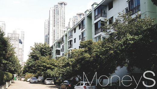 목동 신시가지 7단지와 뒤쪽의 고급 주상복합 아파트 트라팰리스. /사진=김창성 기자