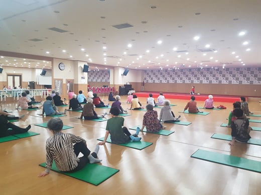 실버요가 수업. /사진제공=노블레스타워