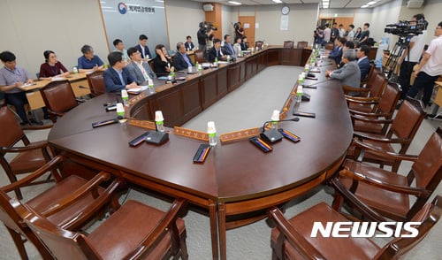 1일 오후 정부세종청사 고용노동부 최저임금위원회 사무실에서 열린 최저임금위원회 2차 전원회의에서 근로자 위원들이 불참, 자리가 비어 있다. /자료사진=뉴시스