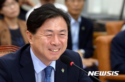 김영춘 해양수산부 장관 후보자가 14일 열린 국회 청문회에서 질의에 답하고 있다. /사진=뉴시스