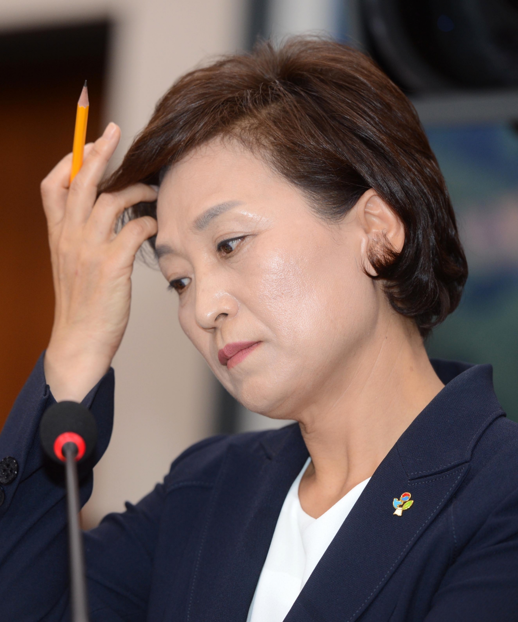 김현미 국토부 장관. 김현미 국토교통부 장관 후보자가 15일 국회에서 열린 인사청문회에서 머리를 쓸어 넘기고 있다. /사진=뉴시스