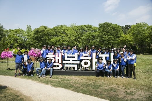 지난 14일 삼성 서울 R&D 캠퍼스 임직원들이 서울대공원 테마가든에서 계절 꽃을 심고, 벤치를 제작하는 환경개선 봉사활동을 실시했다. /사진=삼성전자