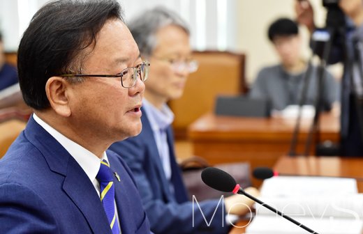 김부겸 행정자치부 장관 후보자가 14일 국회 인사청문회에서 질의에 답변하고 있다. /사진=임한별 기자