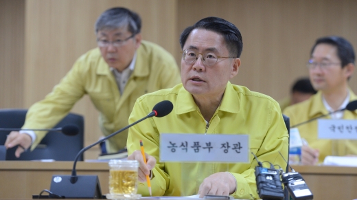 김재수 농림축산식품부 장관이 지난 7일 정부세종청사 농식품부 영상회의실에서 조류인플루엔자(AI) 시도 부지사 영상 회의를 주재하고 있다. /사진=뉴시스