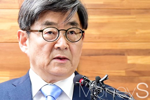 안경환 허위 혼인신고. 안경환 법무부 장관 후보자가 16일 서울 서초구 대한법률구조공단 서울개인회생·파산종합지원센터에서 기자회견을 하고 있다. /사진=임한별 기자