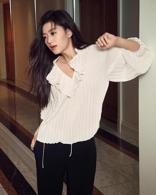 전지현, 그녀만의 고혹적인 아름다움에 빠져들다