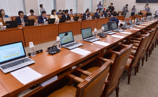 16일 서울 영등포구 국회 국토교통위원회 회의실에서 김현미 국토교통부 장관 후보자에 대한 인사청문보고서 채택을 위해 열릴 예정이던 전체회의가 자유한국당 소속 위원들의 불참으로 열리지 못하고 있다. /사진=뉴시스