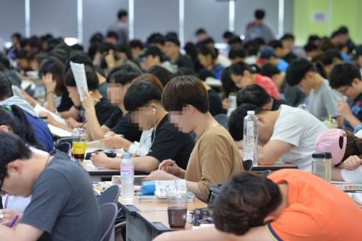공무원 시험시간. 서울 동작구 한 공무원 학원에서 시험준비생들이 공부를 하고 있다/사진=뉴시스