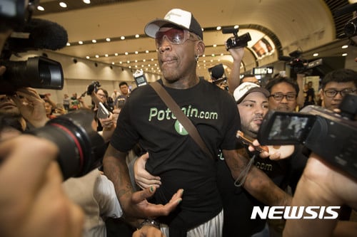 미국의 전직 프로농구(NBA) 선수 데니스 로드먼이 17일(현지시간) 닷새 간의 방북 일정을 마치고 북한을 출발해 중국 베이징국제공항에 도착했다./사진=AP/뉴시스
