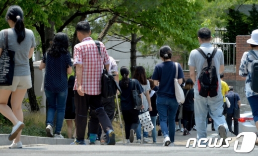 2017년 9급 지방공무원 채용시험이 치러진 17일 대전 서구 관저중학교에서 시험을 마친 수험생들이 고사장을 나오고 있다./사진=뉴시스