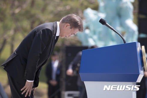 문재인 대통령이 광주 북구 국립 5·18 민주묘지에서 열린 '제37주년 5·18민주화운동 기념식'에서 기념사를 마친 뒤 인사하고 있다.  /사진=뉴시스