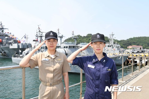 해군 최초로 여군 함장으로 선발된 안희현 소령(사진 왼쪽)과 고속정 편대장 안미영 소령(사진 오른쪽). /사진=뉴시스(해군 제공)