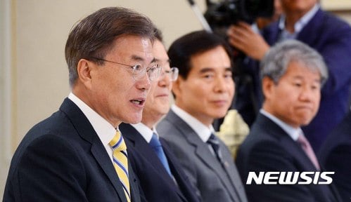 문재인 대통령이 18일 청와대 본관에서 강경화 신임 외교부 장관에게 임명장을 수여한 후 차담회를 하고 있다. /사진=뉴시스