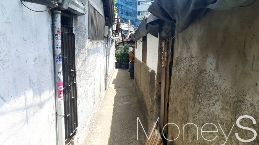 서울시가 사회주택 시민 아이디어 공모전을 개최한다. 사진은 서울 중림동의 한 노후 주택가. /사진=김창성 기자