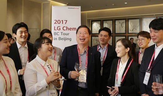 박진수 LG화학 박진수 부회장(가운데)이 중국 베이징에서 열린 ‘BC투어’ 채용행사에서 참가자들과 환담을 나누고 있다. /사진=LG화학