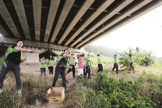 LS산전 임직원과 안양시민 자원봉사자 등 30여명이 안양시 석수동 인근 안양천에서 EM 흙공투여 등 맑은 안양천 만들기 활동을 진행했다. /사진=LS산전