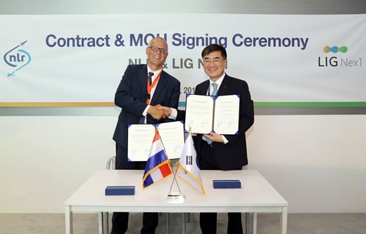 지난 19일 권희원 LIG넥스원 대표(오른쪽)와 마이클 피터 NLR CEO가 전투기 탑재 훈련시스템 개발을 위한 MOU를 체결한 후 기념촬영을 하고 있다. /사진=LIG넥스원