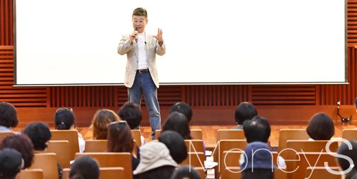 제4회 머니톡콘서트에서 부동산시장 전망과 은퇴자산관리를 주제로 강연에 나선 고종완 한국자산관리원장. /사진=임한별 기자