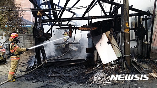 오산 1층짜리 집에서 불. 20일 오후 경기 오산시 오산동 1층 주택에서 소방 대원이 잔불을 정리하고 있다. /사진=뉴시스(경기도재난안전본부 제공)