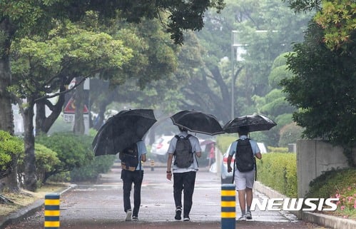 하지인 21일 전국에 대체로 맑고 더운 날씨가 이어진다. 오후 일부 지역에서는 소나기가 내릴 전망이다. /사진=뉴시스