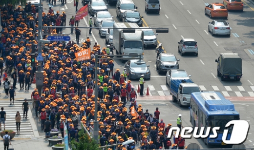 건설노조가 21일 오전 서울 종로 거리를 행진하며 불법 하도급 근절과 내국인 건설노동자 고용 대책을 촉구하고 있다. /사진=뉴스1