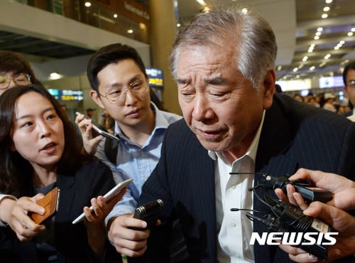 문정인 특보가 20일 인천국제공항을 통해 귀국했다. /사진=뉴시스