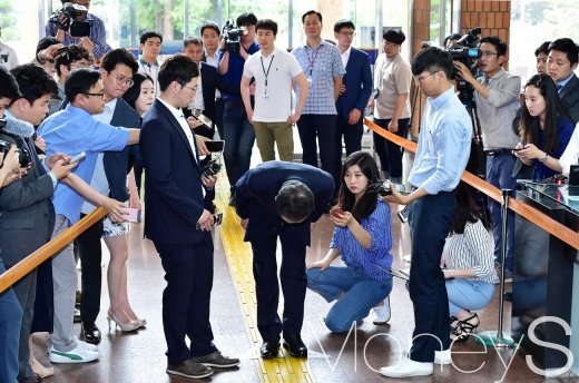 최호식 전 호식이두마리치킨 회장이 21일 서울 강남구 강남경찰서에 조사차 출석하고 있다. /사진=임한별 기자 @머니S MNB, 식품 유통 · 프랜차이즈 외식 & 유망 창업 아이템의 모든 것